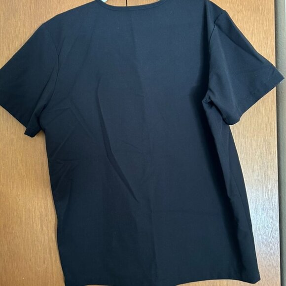 FIGS Leon Three-Pocket Scrub Top™ - Picture 3 of 4